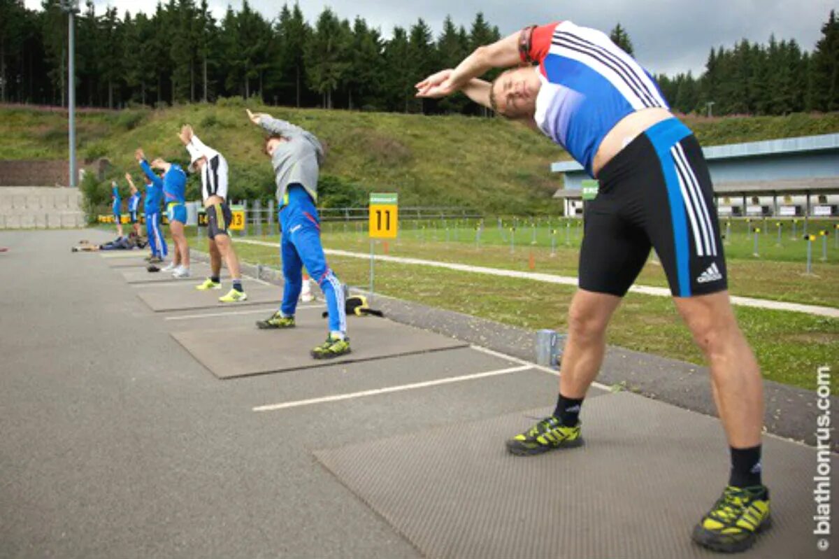Тренировка на улице. Восстановление в спорте. Спортсмены в тренажерном зале. Тренировка и подготовка спортсменов. Самочувствие спортсмена.