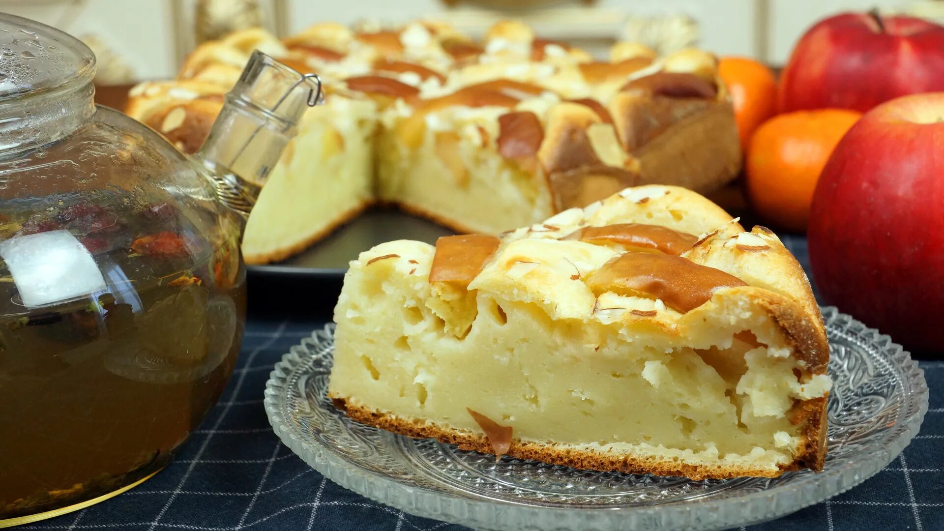 Шарлот яблочный. Шарлотка с яблоками классическая. Пирог шарлотка с яблоками. Нежная шарлотка с яблоками рецепт. Нежная шарлотка с яблоками рецепт.