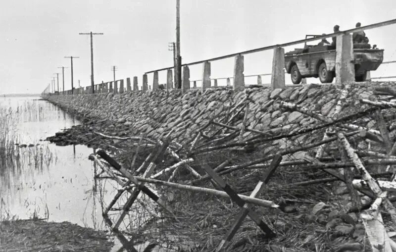 Освобожденный париж 1944. 1944 год в мире. День д высадка в нормандии. Высадка в нормандии 1944. Руины нормандии 1944.
