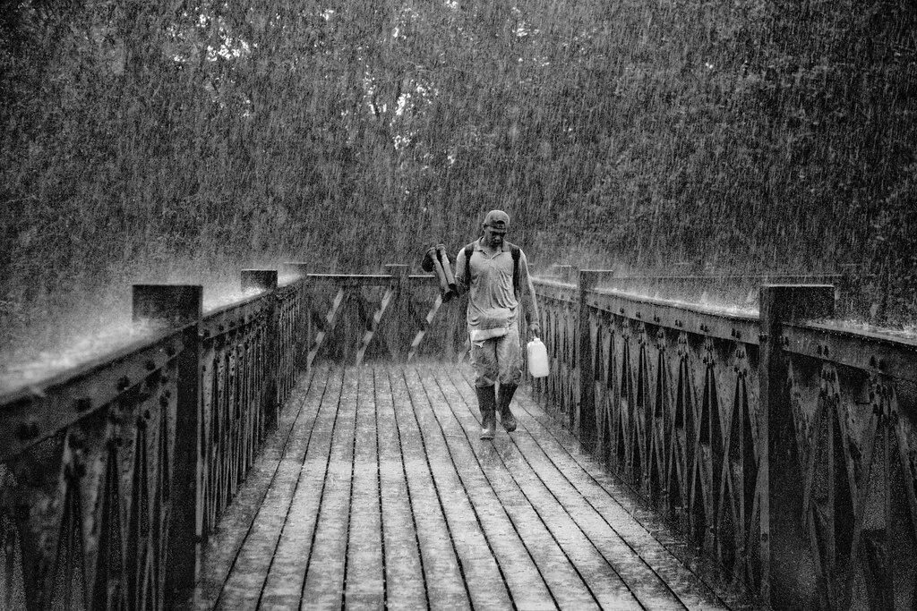 He comes the rain. Металл под дождем. Медитация под дождем. Экзистенциальное фото дождь. Дождь 10 часов.