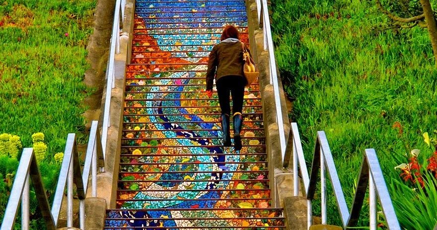 Step around. Мозаика на лестнице. Лестница счастья. Лестница арт. Яркая лестница.