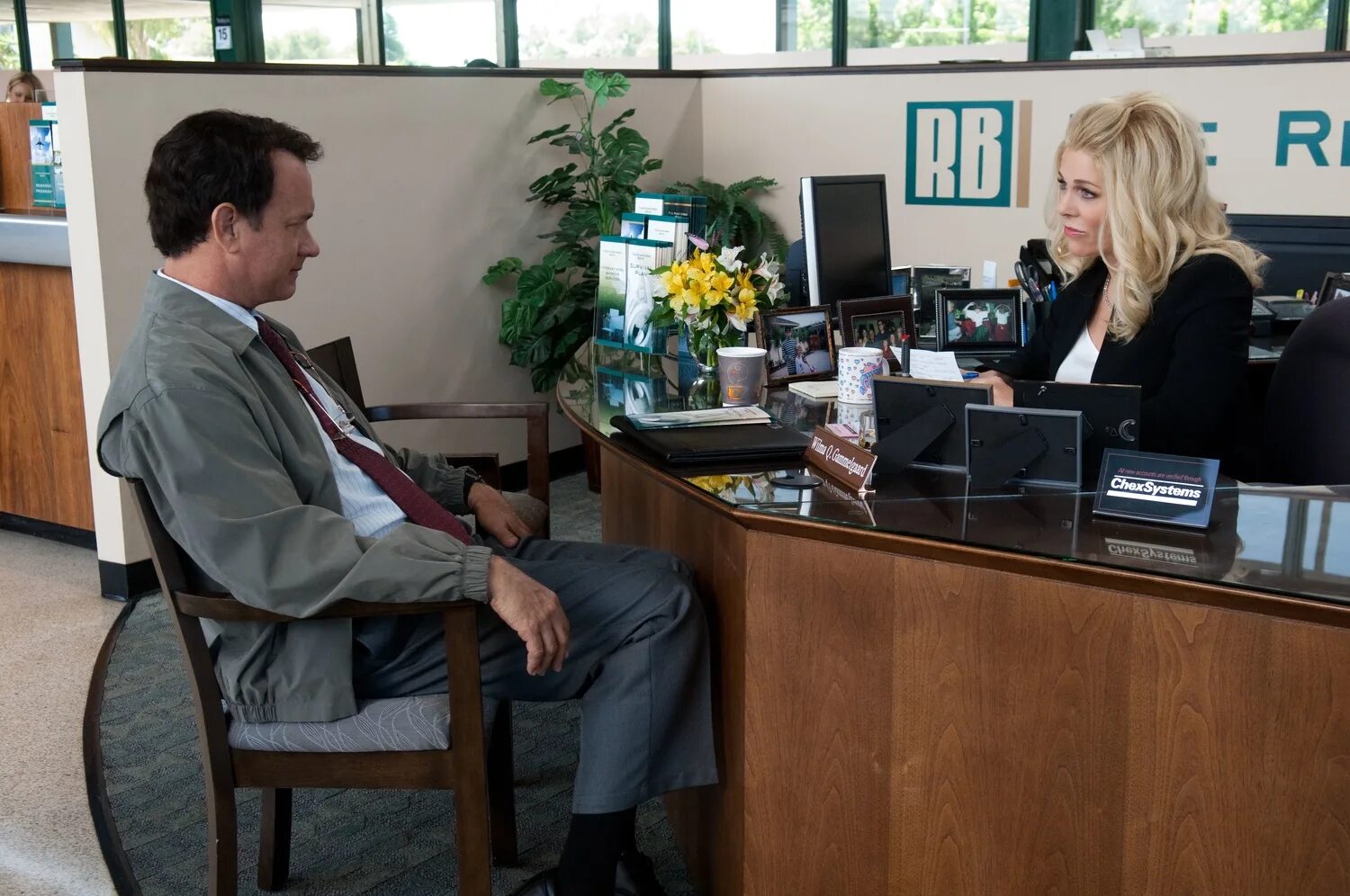 Ларри краун фильм. Ларри краун (сша, 2011). Джулия робертс и том хэнкс в фильме ларри краун. Том хэнкс ларри краун. Ларри хэнкс.