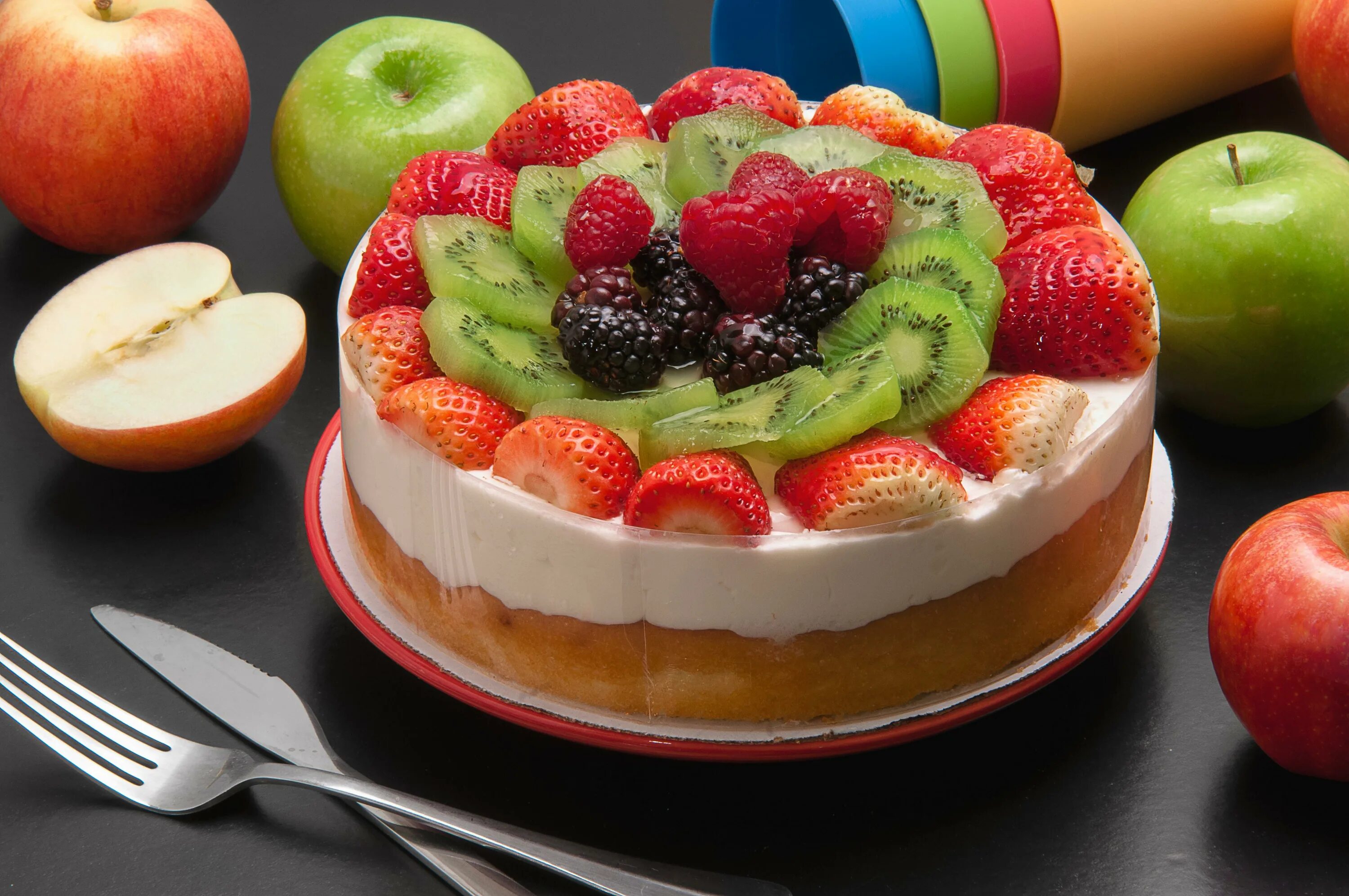 Творожный крем с фруктами. Тортик с фруктами. Фруктовый торт. Торта фруктово-ягодного бисквитный. Чизкейк с фруктами.
