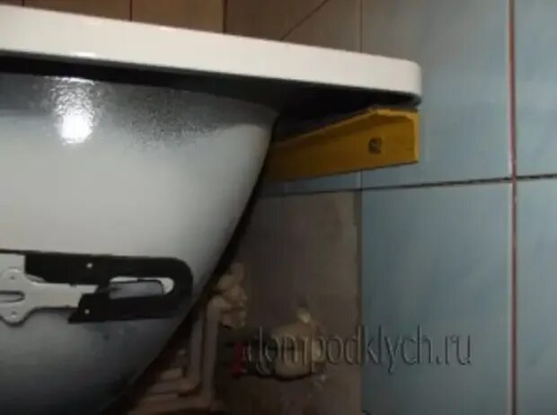 На что крепить ванную к стене. Крепеж ванны к стене щ0000031497. монтаж стальной ванны к стене. крепление стальной ванны к стене.