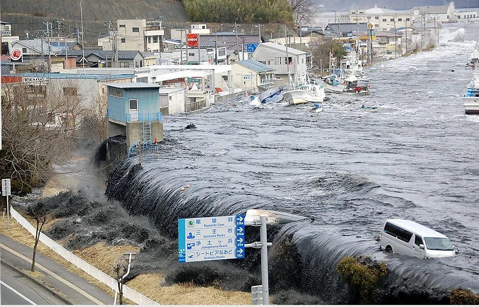 Землетрясения цунами наводнения. Сендай ЦУНАМИ. Волна ЦУНАМИ В Японии. Волна 40 метров ЦУНАМИ Япония. ЦУНАМИ Сейши наводнения.