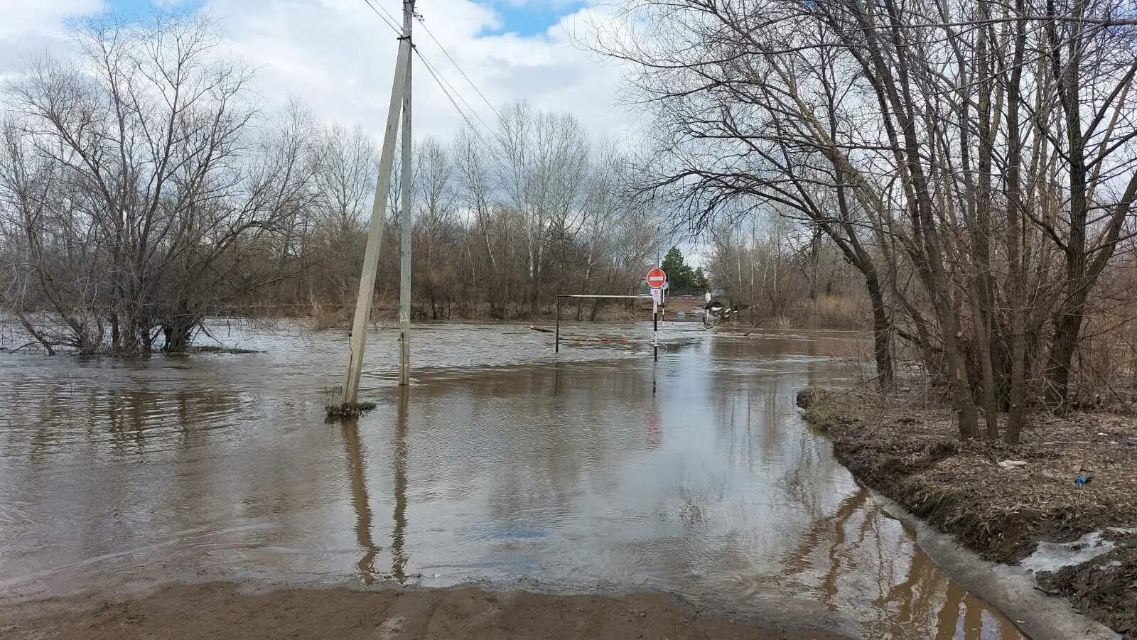 Сорочинское водохранилище сброс воды 2024. Сорочинск водохранилище. Понтонный мост. Водохранилище в Сорочинске Оренбургской. Сорочинское водохранилище Оренбургской области.