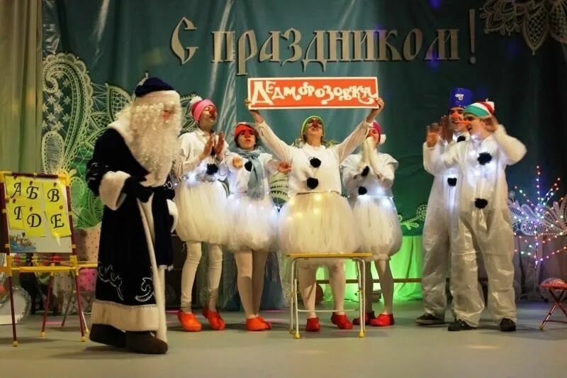 "школа снеговиков". Новогодние персонажи. "школа снеговиков". Школа снеговиков остров мечты новогоднее. Дедморозовка новогоднее шоу.