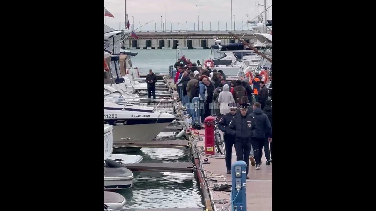 В Сочи затонула яхта. Утонувшая яхта в Сочи. Яхта Ротенберга в Сочи. Сгорела яхта в Сочи. Сочи утонул