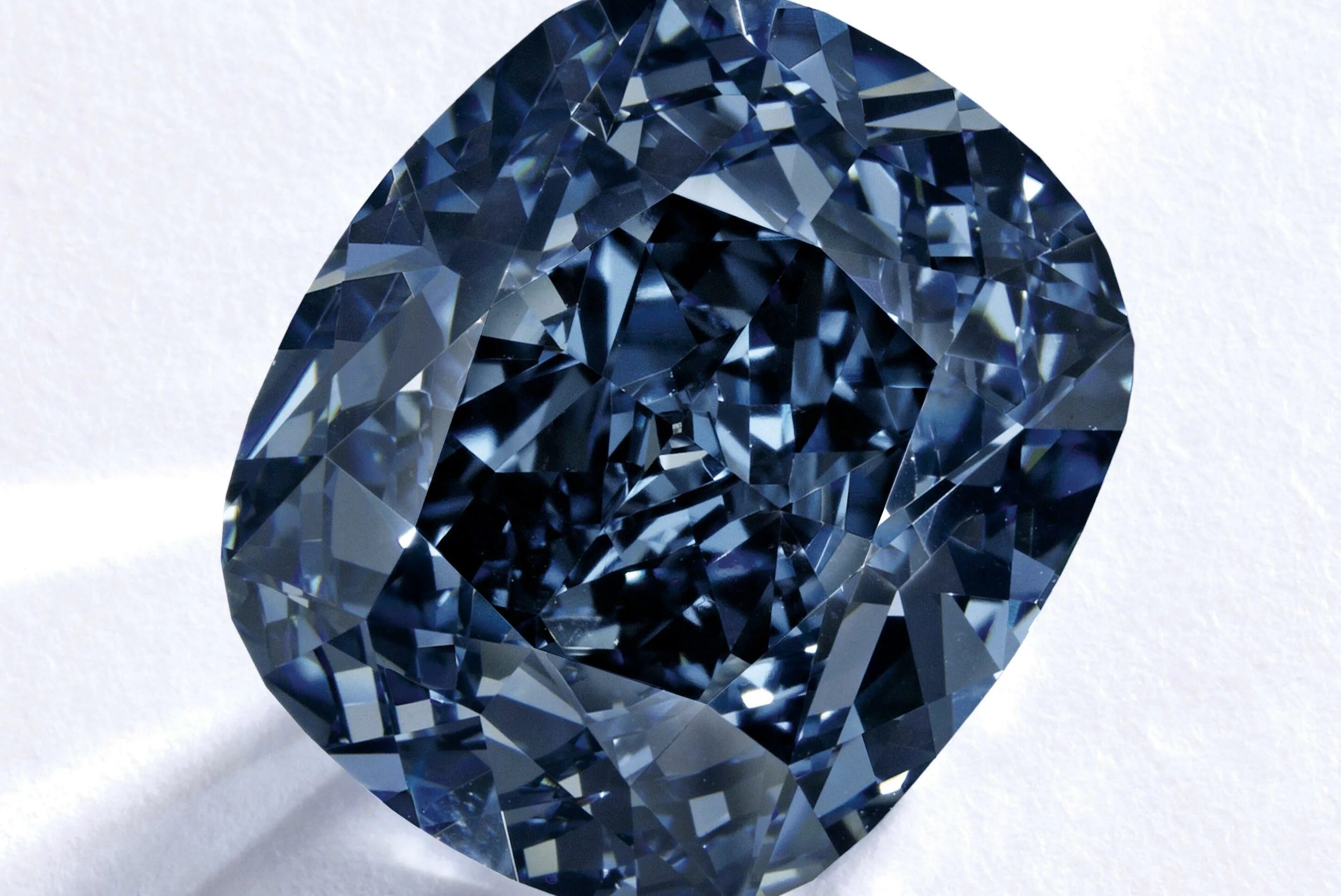 Топ самых дорогих драгоценных камней. Красный изумруд берилл. Красный бриллиант 5. Драгоценный камень тааффеит. Сапфир падпараджа шри ланка.