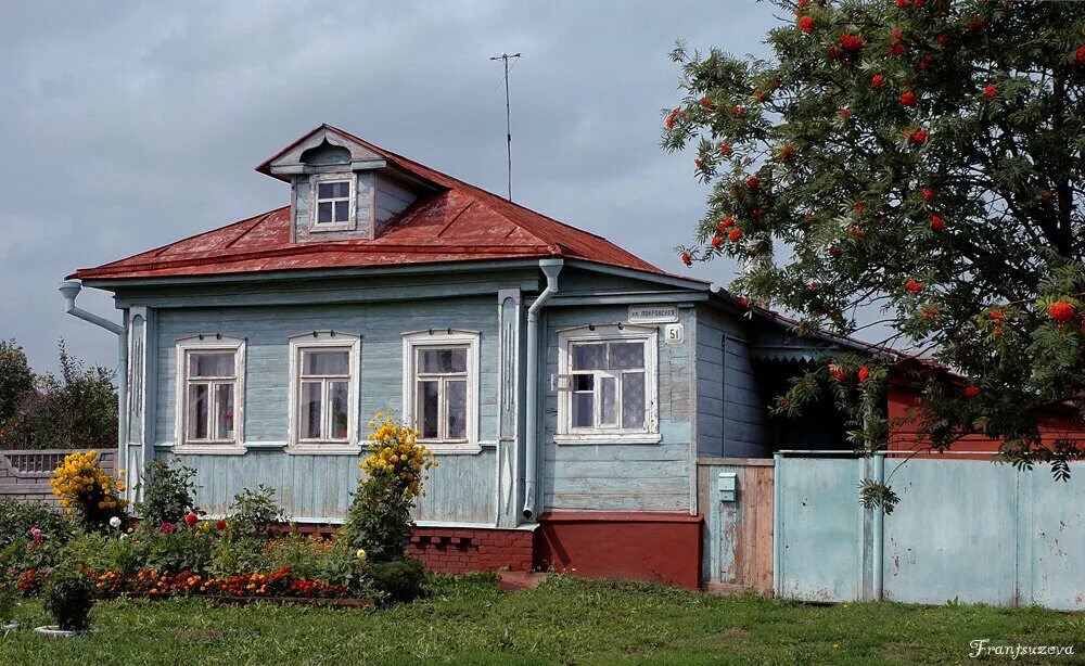 Обычные дома в деревне. Домик в деревне. сельский домик. деревенский дом. обычный деревенский домик.