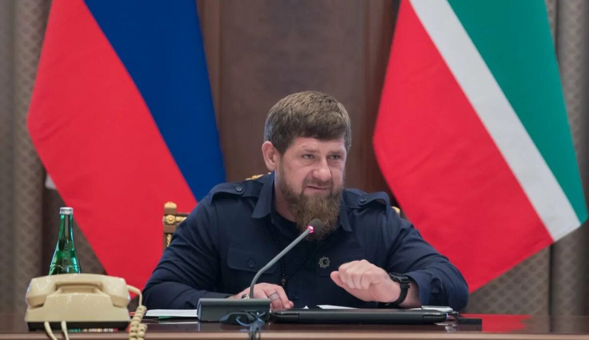 Рамзан кадыров 2010. Кадыров фото. Кадыров красный. Кадыров красный. Рамзана кадырова сбу.