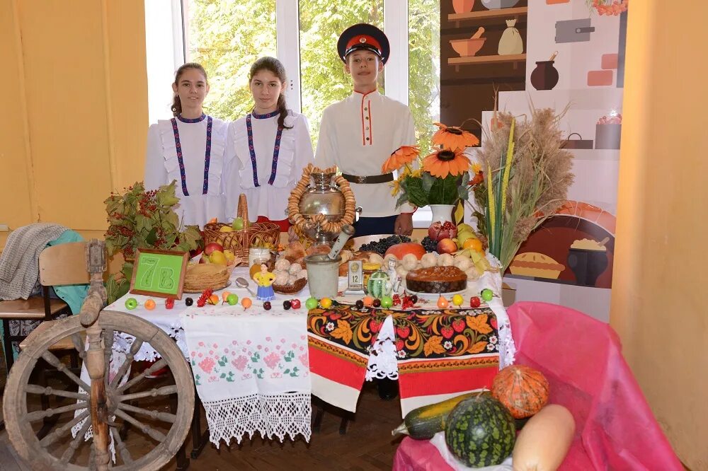 Украшение стола на ярмарку. Украшение стола на осеннюю ярмарку. Ярмарка украшений. Стол на школьную ярмарку. Как украсить стол на ярмарку