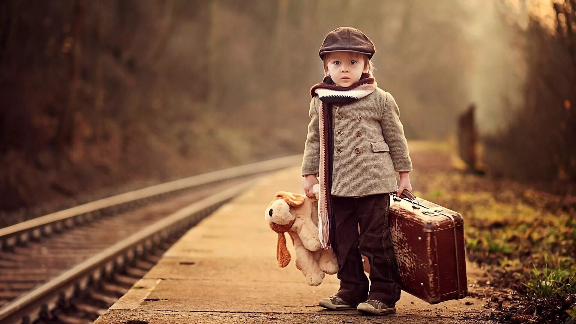 Ребенок едет на поезде с бабушкой. Мальчик с чемоданом. Чемодан для детей. Малыш с чемоданом. Чемодан для девочек.