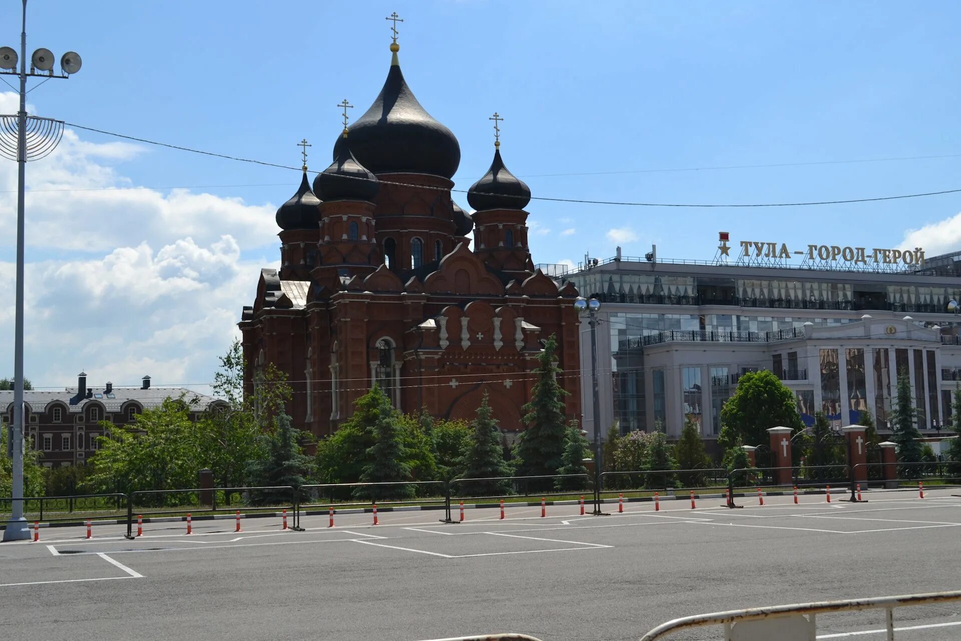 Найти г тула. Тула город герой. тула город герой фото. машина в городе тула. тула город герой надпись.