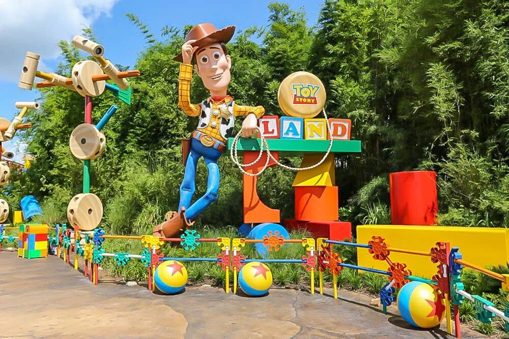 Park toys. Игрушка парк. История игрушек парк развлечений. Парк Голливуд Диснейленд игрушки. Disneyland Toy story Land.