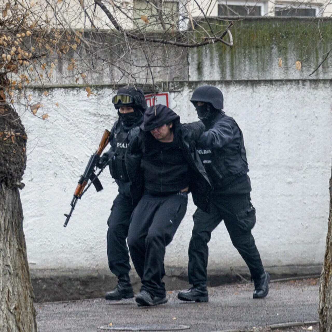 Мужчина выхватил автомат у террориста. Казахстан протесты задержания. Массовые беспорядки в Казахстане. Конфликт в Казахстане.