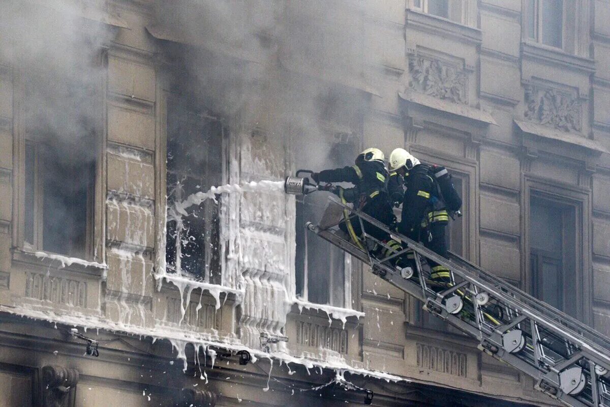 Нии 2 тверь пожар. Пожар в москве сегодня в центре на тверской. Пожар на тверской москва. Цнии тверь пожар. Пожар на тверской улице в москве.