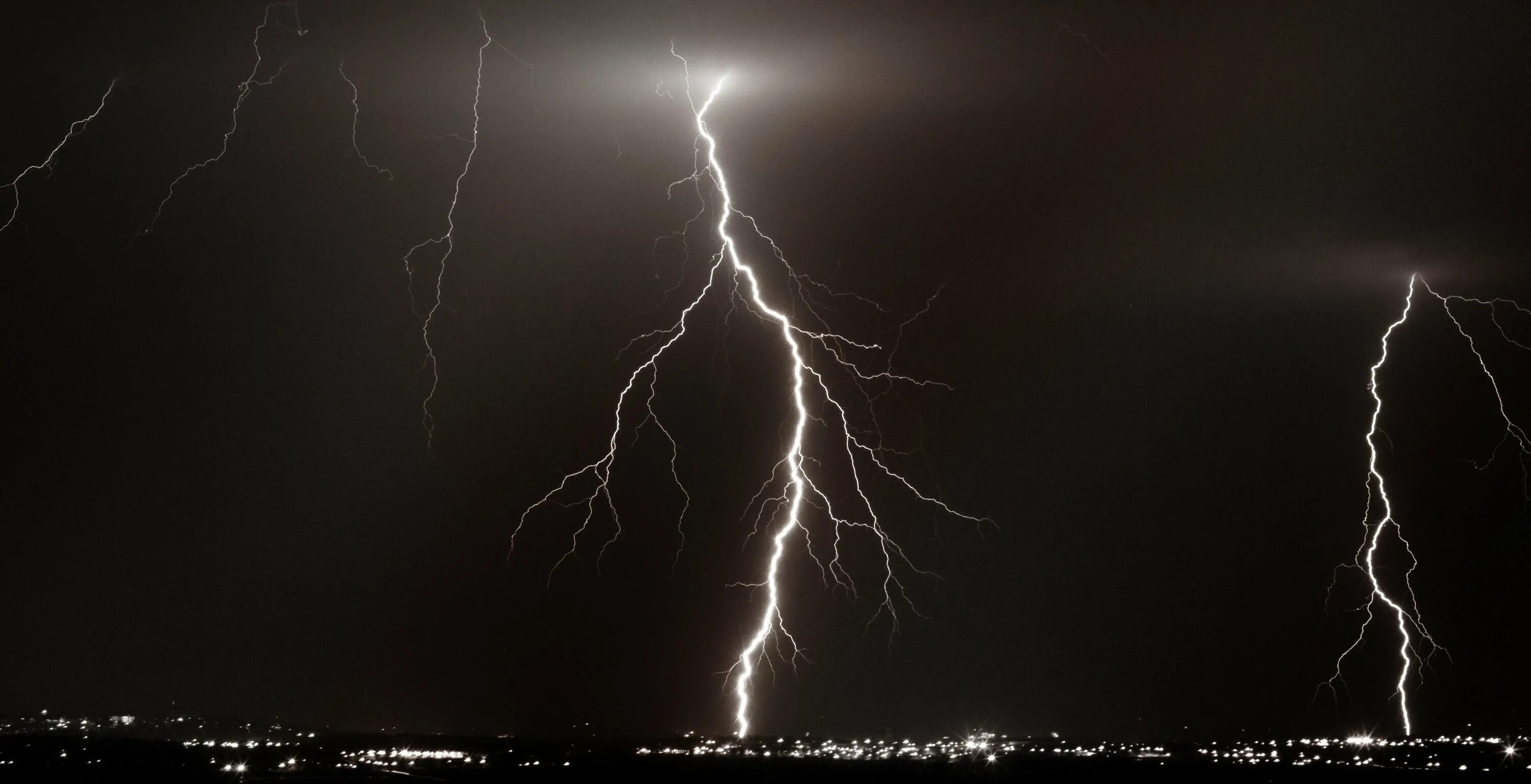 Гроза. Фон молнии. Две черные молнии. Молния jpeg. Черная молния.