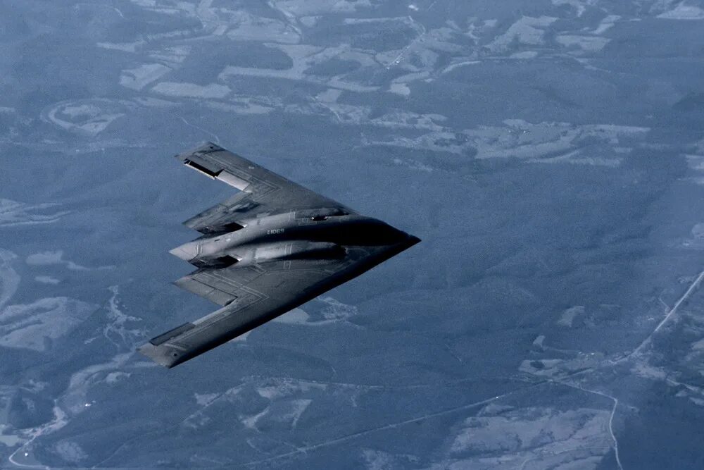 Истребитель b2. B-2 Spirit: стелс-бомбардировщик. Американский бомбардировщик стелс. B-2 Spirit Stealth Bomber. Истребитель стелс б 2 спирит.