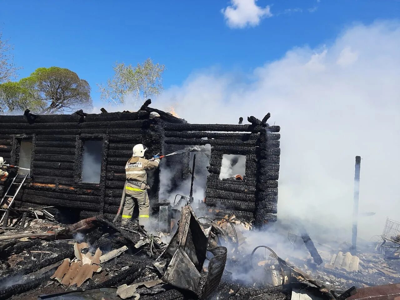 Погода в угловке новгородской области на 10. Пожар в Окуловском районе. Пожар в селе Shue. Пожарная часть Угловка. Подслушано Угловка.