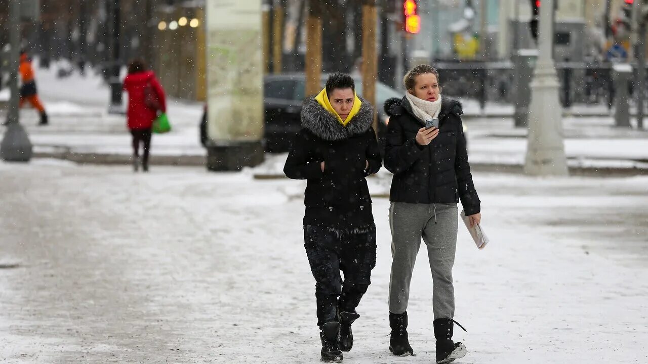 Желтый уровень погодной. Москва зимой. Снег в Москве. Потепление в Москве. Снегопад в Москве.