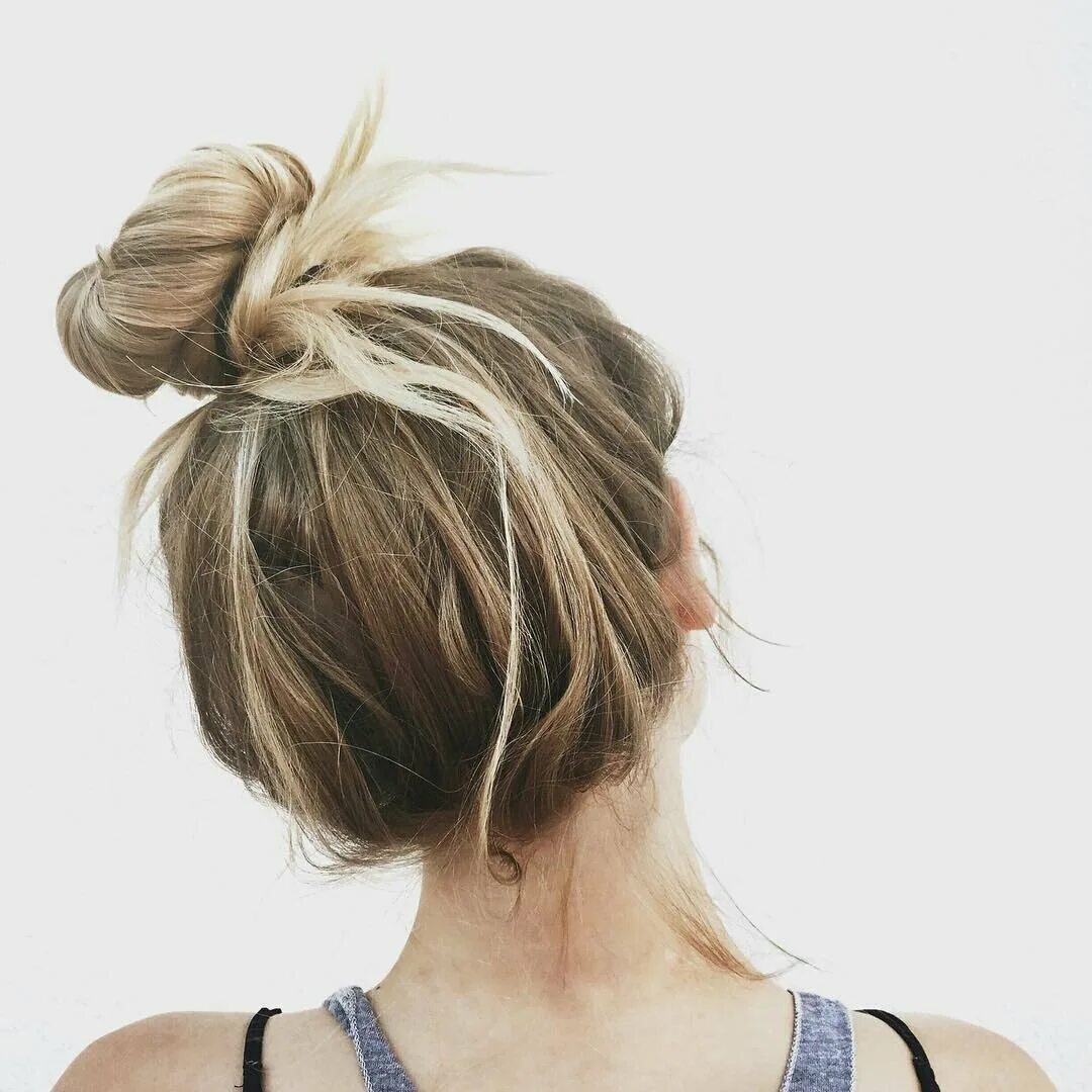 Хвост из пучка прическа. Прическа messy bun. Красивая гулька на средние волосы. Легкий небрежный пучок. Прическа небрежный пучок.