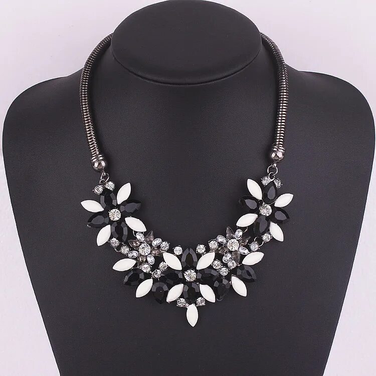 украшения под черное платье. колье к черному платью. массивные украшения. колье на черное платье. ярослава дума.