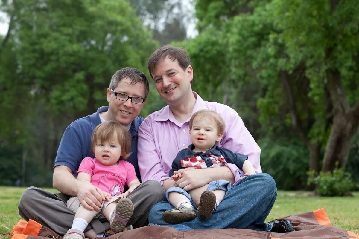 Однополые пары с детьми. Два мужика и ребенок. Однополая семья. В семье два отца. Однополая семья.