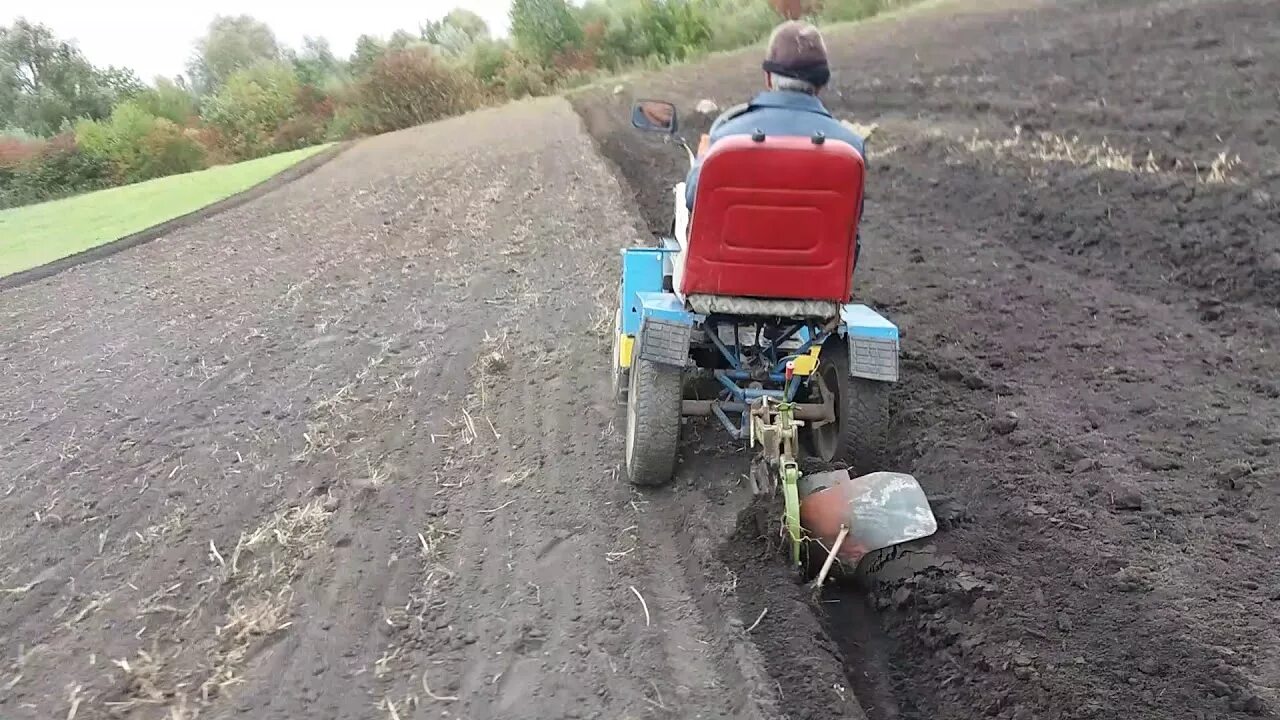 Пахать плугом видео. Мотоблок Ока вспашка.