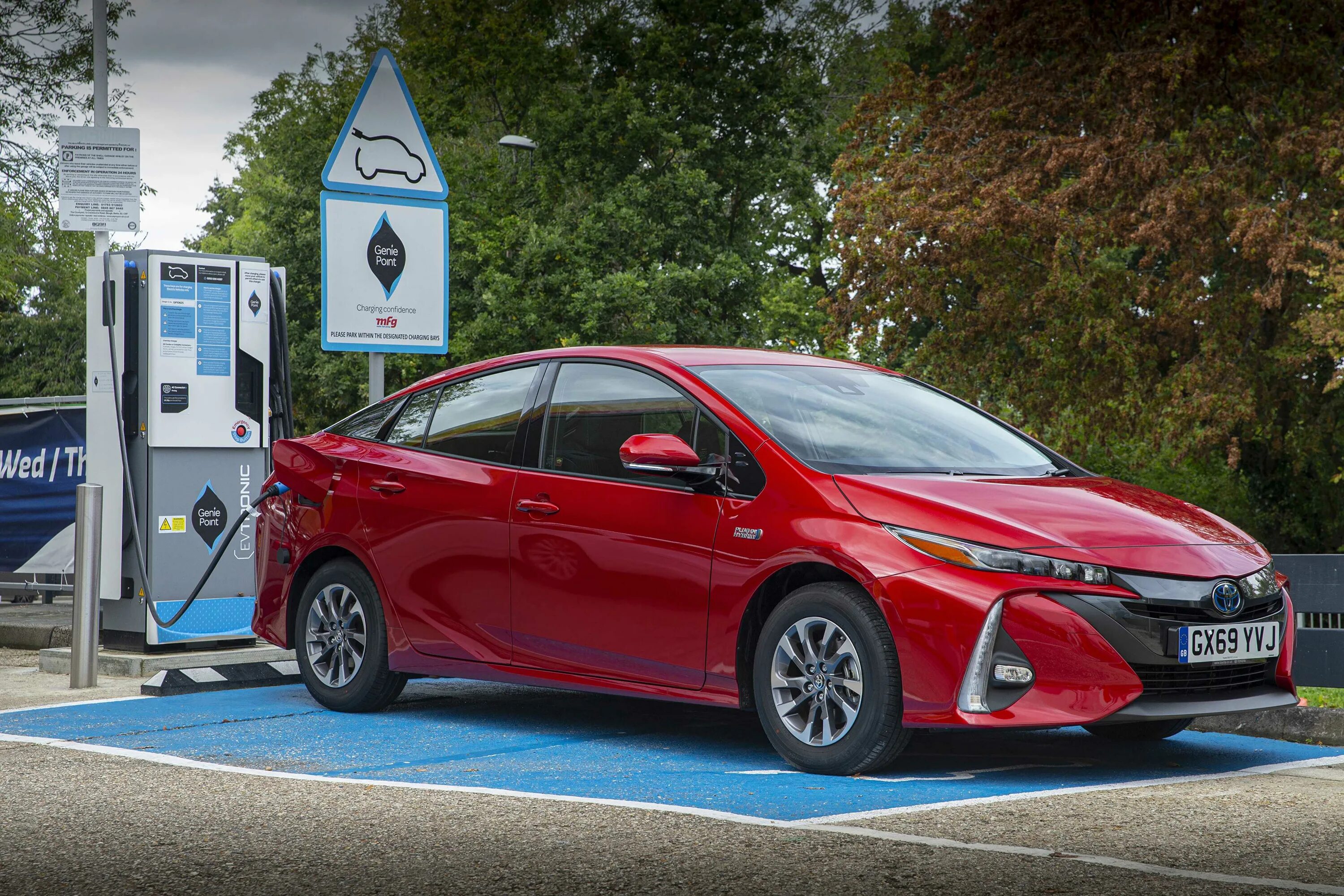 Toyota hybrid. Toyota Prius 2019. Toyota Prius Hybrid. Toyota Prius Plug-in Hybrid. Тойота Prius 2019.