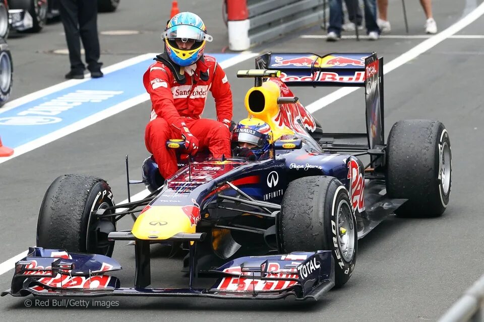 Спорт бокс формула 1. Макларен мерседес f1 1997. Vettel aston martin. Red bull f1 car. Музей формулы 1 в сочи.