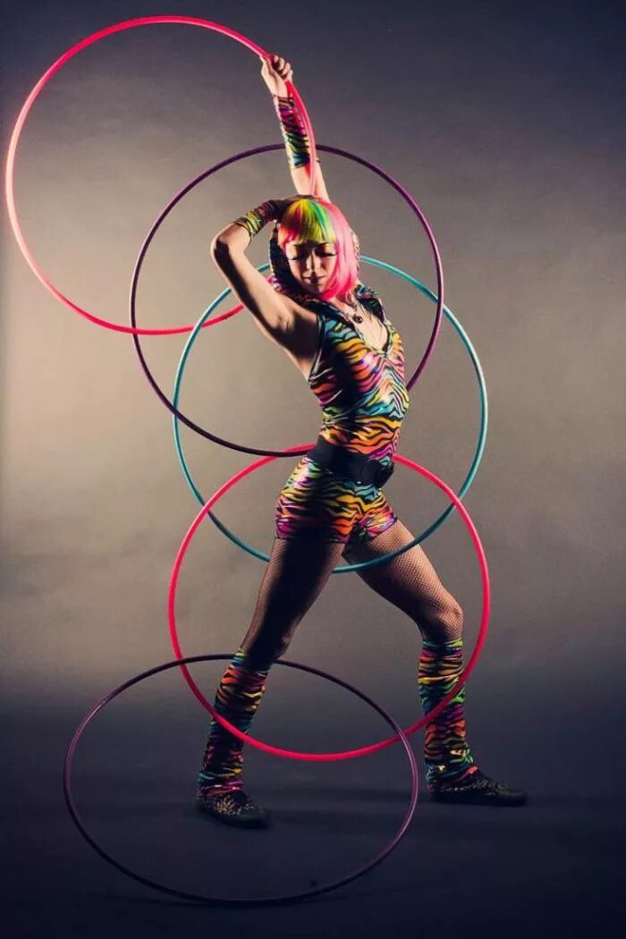 Крутящийся человек. Hula Hoop. Цирковой обруч. Цирковые девушки. Хулахуп цирковой.