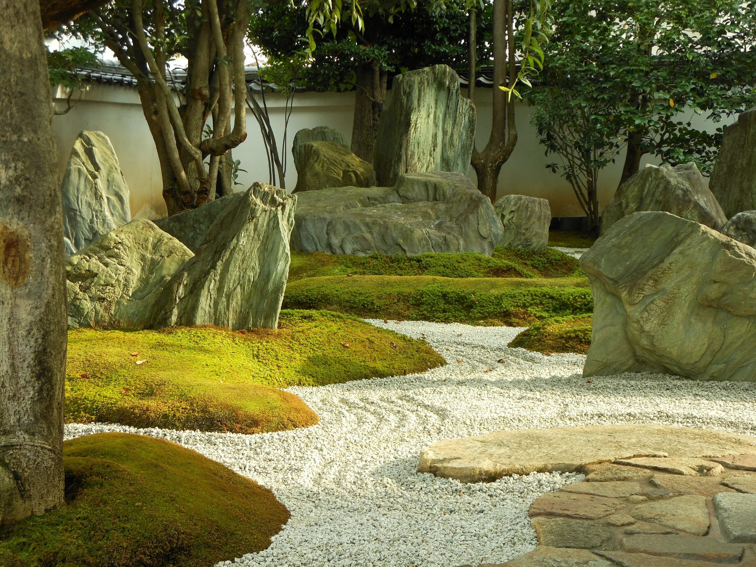 Сад самоцветов. Каменные сады Японии. Секитей каменный сад. Сад семи камней Япония. Сад камней в като Хиого.