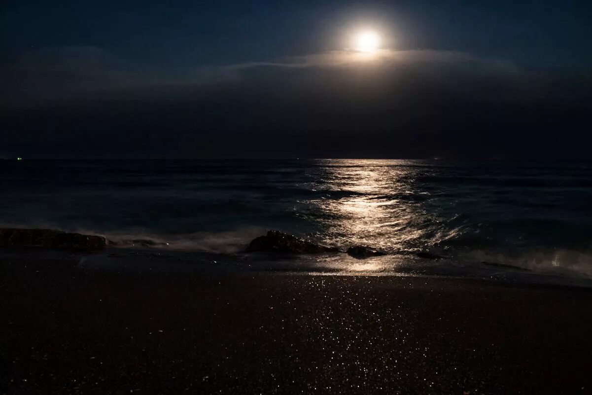 Ночное море. Ночь в море. Пляж ночью. Берег моря ночью.