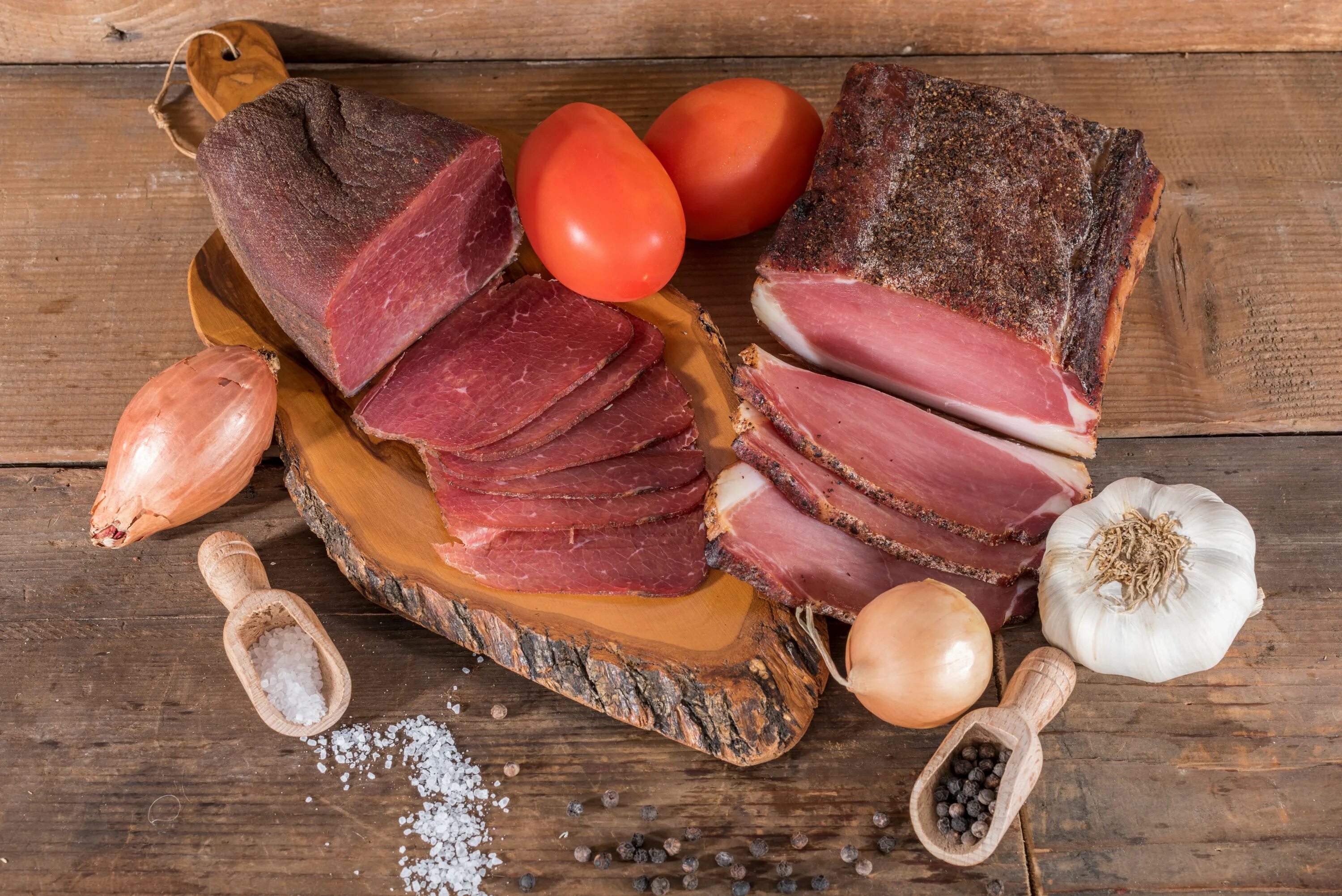 Копчено вяленое мясо. Колбасы и копчености. мясные деликатесы. копченые мясные деликатесы. копченое мясо.