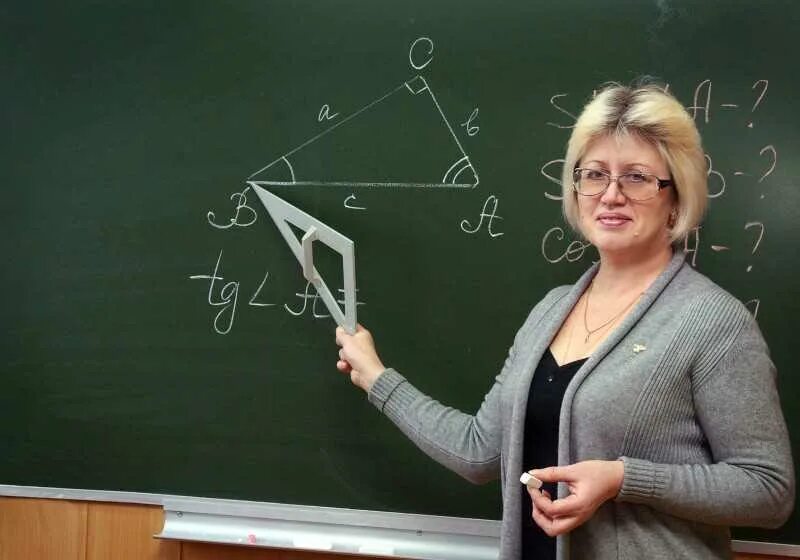найти учителя математики в школу