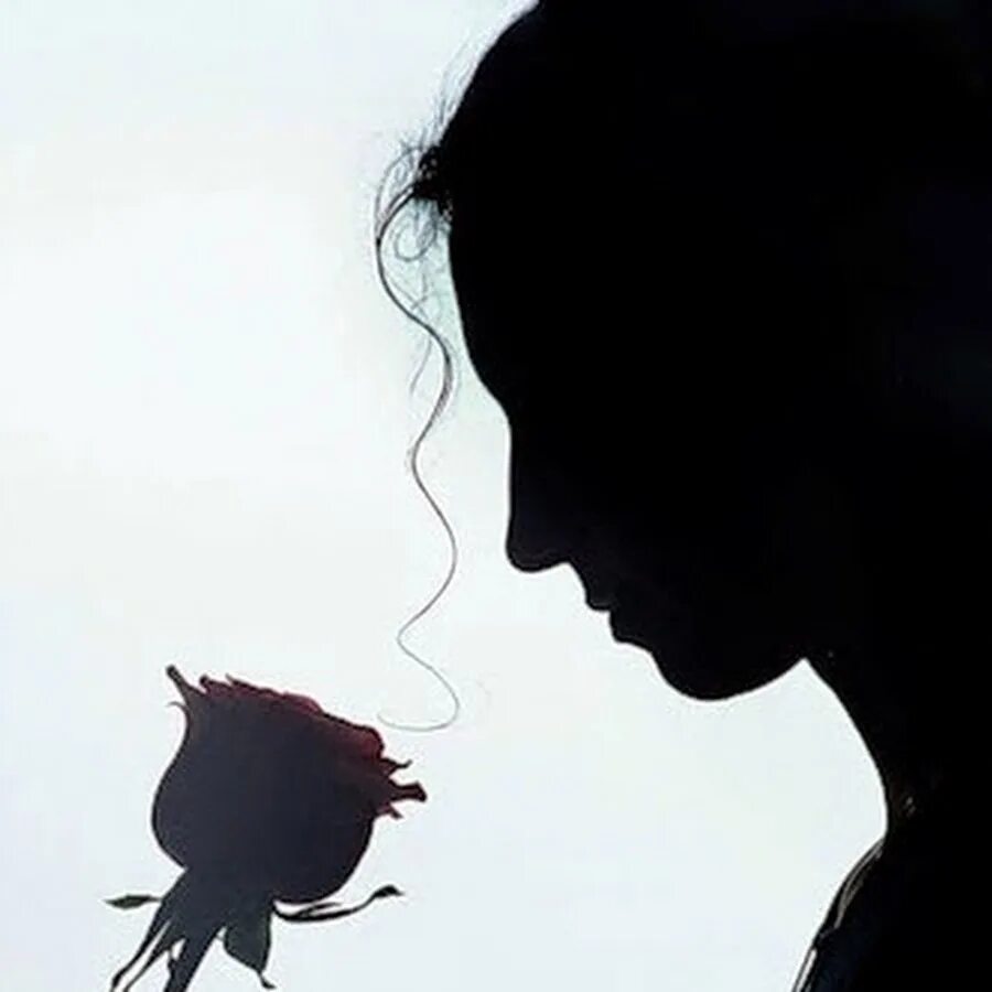 Женское лицо в тени. Тень девушки. Тени девушек черные. Черно белый силуэт женщины. Силуэт женщины в темноте.