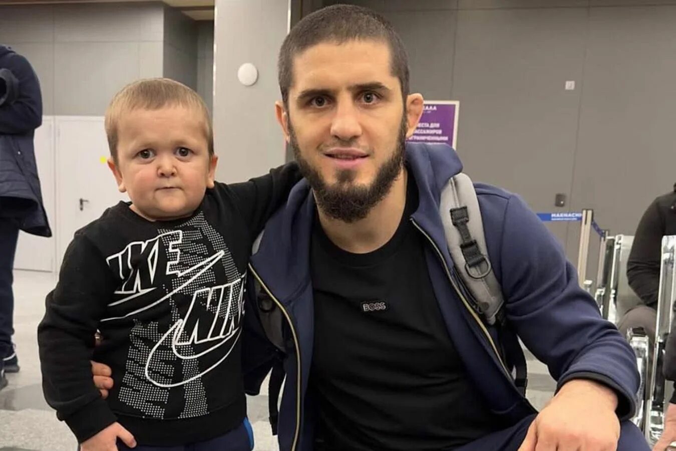 Хасбик махачев. Хасбик махачев. Хасбик махачев. Хабиб с хасбиком. Хасбик и хабиб.