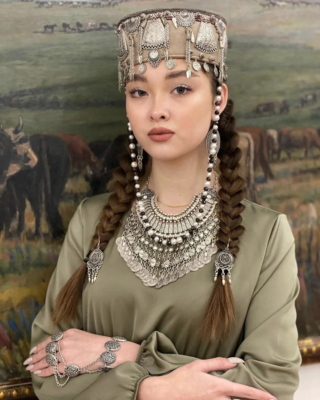 Kazakh traditional. Монгольская певица Tatar. Алтынай КУЙБАГАРОВНА казашка. Казахские прически женские.