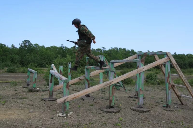 Горизонтальное препятствие. Полоса препятствий. Полоса препятствий в армии. Общевойсковая полоса препятствий. Тактическая полоса препятствий.