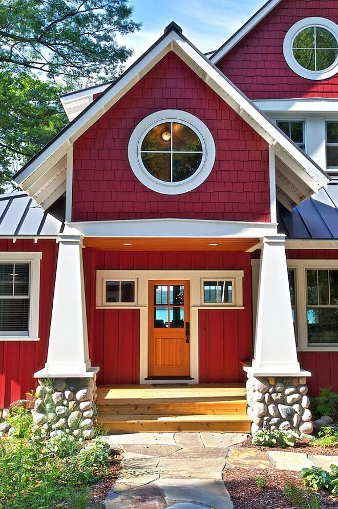 Домики красного цвета. Яркий фасад дачного домика. Цвета домов. Красный фасад дома. Яркие цвета домов.