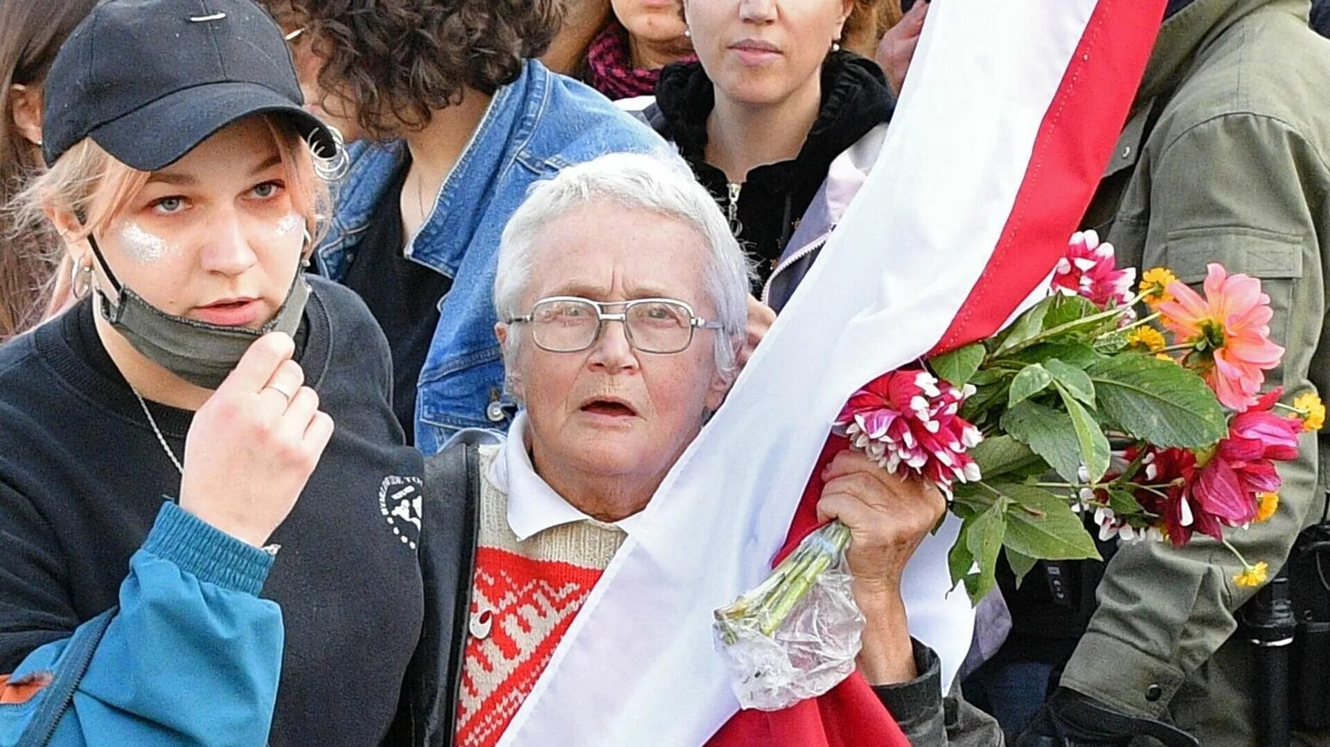 Оппозиционер бабка. Белорусская активистка. Рыжая оппозиционерка. Бабушка Беларусь.