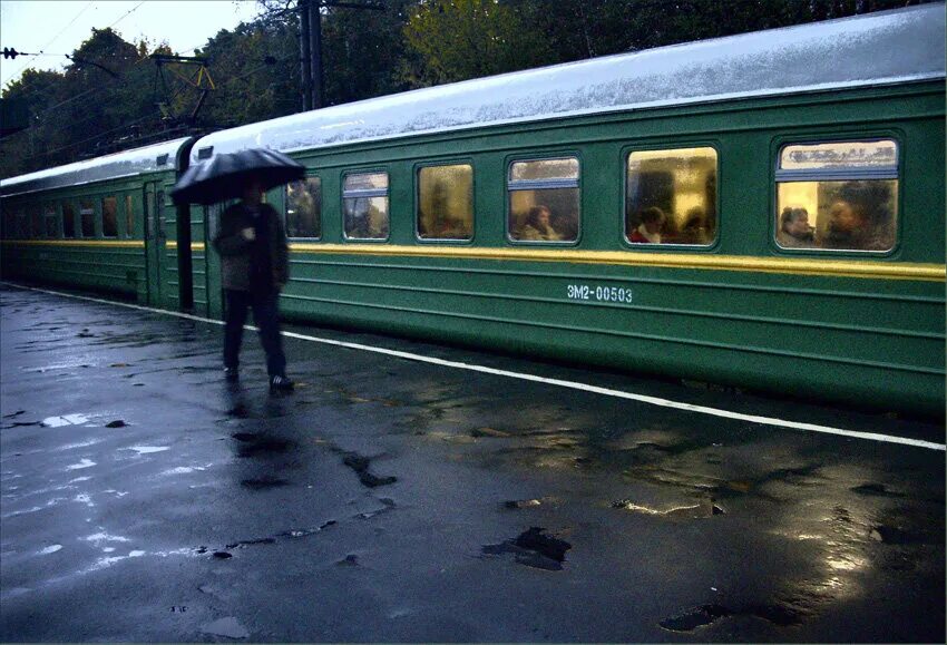 Поезд на перроне. Железнодорожный перрон. Уходящий поезд. Люди в поезде.