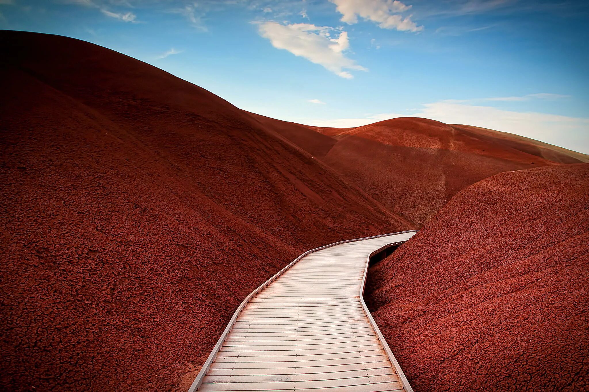 Цвет холм. Пустыня с красным песком. Песчаная дорога. Красные песчаные холмы. Красный песок.
