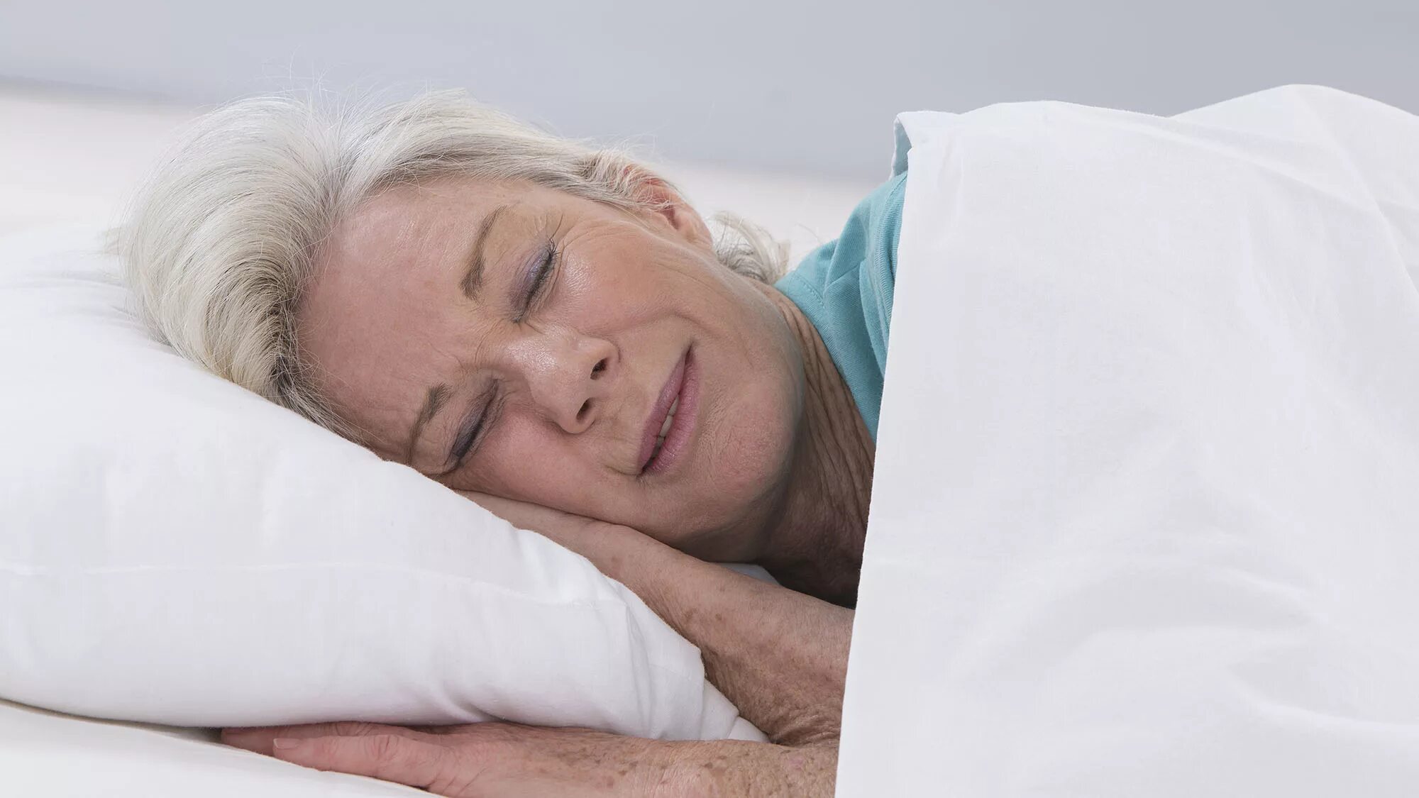 Сон лечить людей. Сон пожилых людей. Бессонница у пожилых. Здоровый сон пожилых людей. Сон в пожилом возрасте.