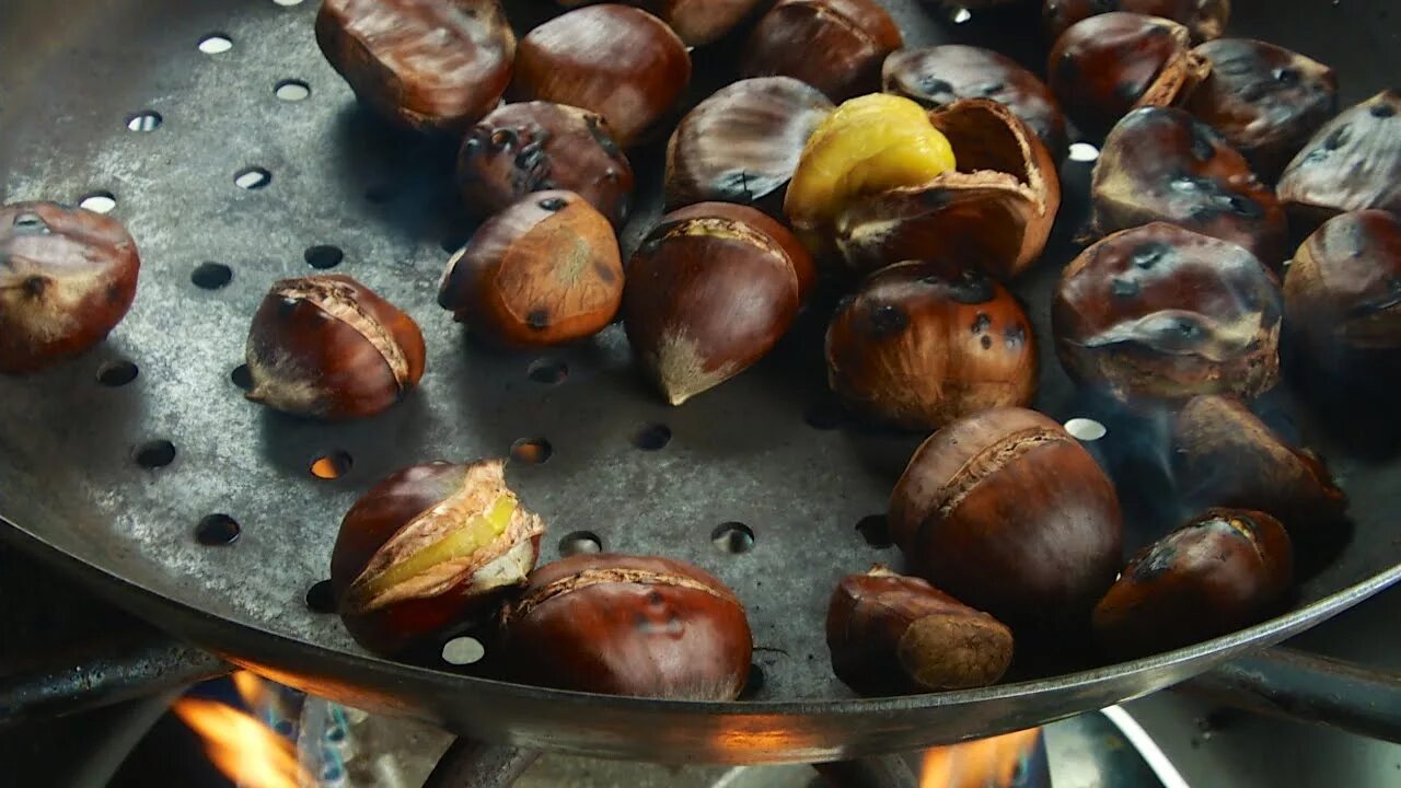 Как жарить каштаны в духовке. Жареные каштаны. печеные каштаны. блюда из каштанов. вареные каштаны.