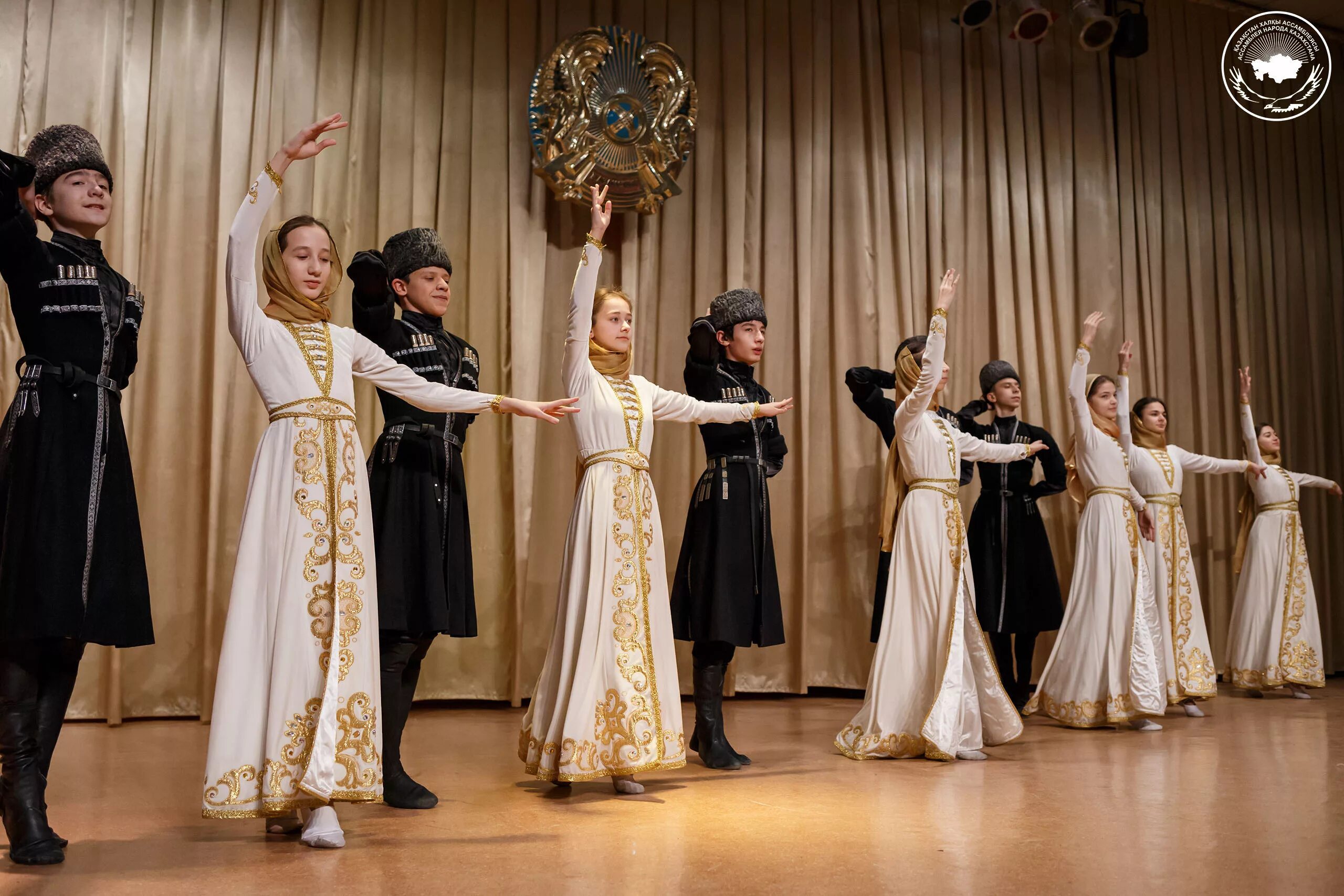 Вайнах групп. Вайнах ансамбль бурса 98. вайнах ансамбль здание. концерт вайнах. вайнахи фото.