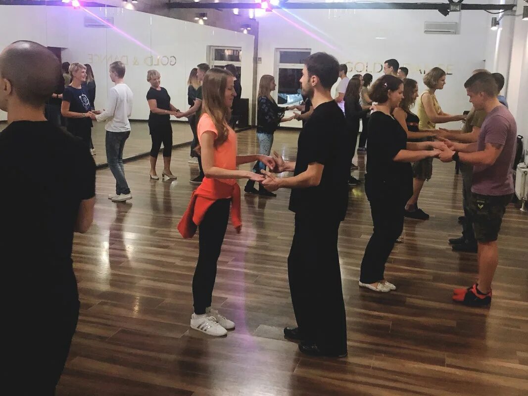 Студия латина. Школа танцев романа ковгана. Танцор. Илья давыдов латинские танцы. Энрике хоррин ча-ча-ча.