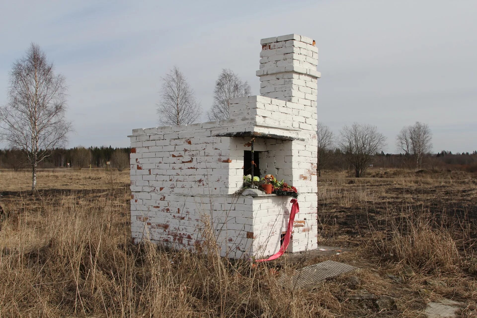 Печи в поле, всё что осталось от деревни сожжённой немцами Альтернативный Туризм