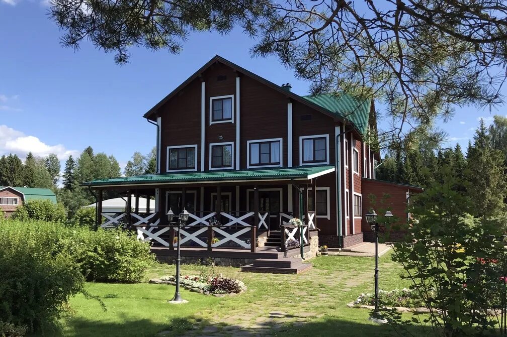 Гостиница у святого озера в шатуре. Saint lake шатура пляж. Комёла база отдыха вологда. Пляжные домики для отдыха. Снять домик на берегу белой.